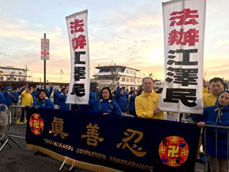 '图10:来自山东的法轮功学员张袆(中间穿黄衣者)的母亲张爱丽,自去年十一月起被非法关押在看守所迄今,他要求中共立即无罪释放他的母亲。'