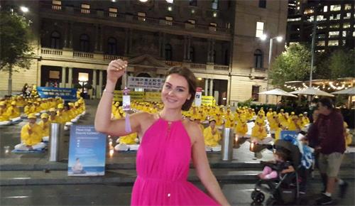 '图6:苏菲亚(Sofia Fominova)表示:法轮大法“真、善、忍”是普世真理,对我们来说非常重要,如果可能我很想和他们一直坐在一起'
