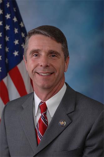 '图3:美国弗吉尼亚州联邦众议员罗伯特·维特曼(Rep. Robert Wittman)说四二五纪念活动:“不仅标志着世界史上的重要事件,而且也提醒我们铭记那些勇敢的上访者们为争取信仰自由而做出的牺牲。”'