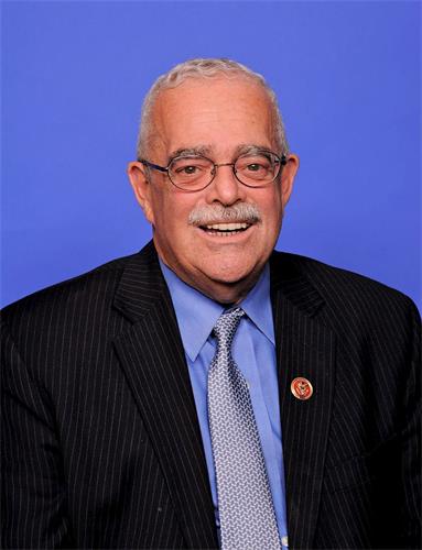 '图5:美国弗吉尼亚州联邦众议员杰瑞德·康诺利(Rep. Gerald Connolly)感谢法轮功学员分享他们的经历,并倡导被广泛共享的价值观。'