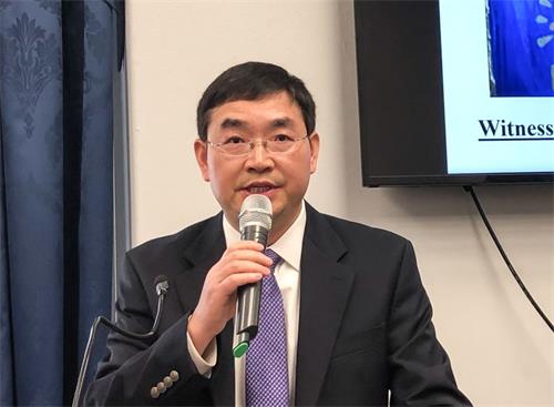 '图7:原中科院博士生法轮功学员石采东在研讨会上回顾“四·二五”上访的亲身经历。'