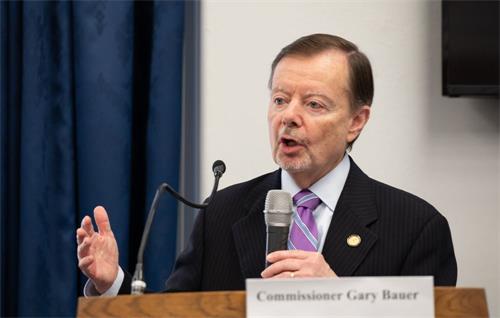 '图9:美国国际宗教自由委员会(United States Commission on International Religious Freedom)委员加里·鲍尔(Gary Bauer)在研讨会上说:“中共在本质上就是敌视一切宗教信仰。”'