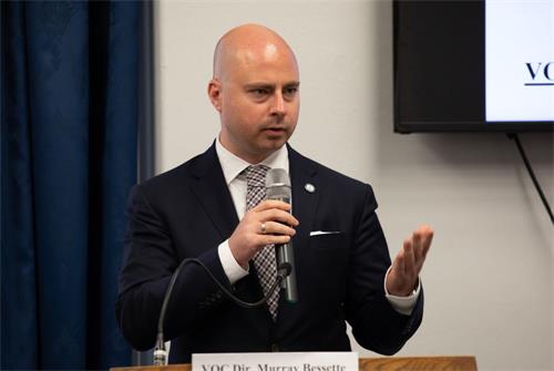 '图10:共产主义受难者基金会教育推广主任默里。贝塞特(Murray Bessette)在研讨会上演讲。'