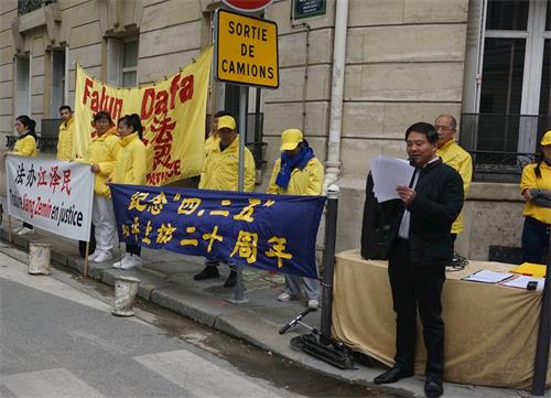 '图2:法国法轮大法学会主席唐汉龙先生在集会上发言。'