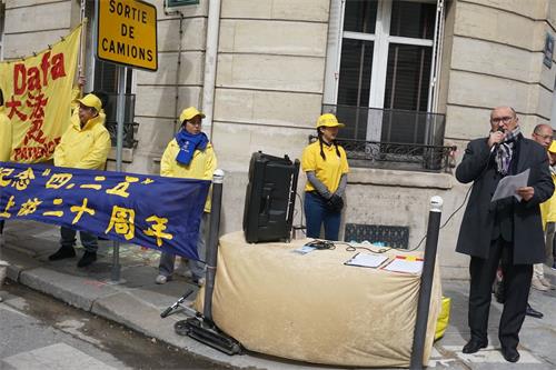 '图3:国际反活摘器官医生组织法国负责人金先生(Harold King)在集会上演讲。'