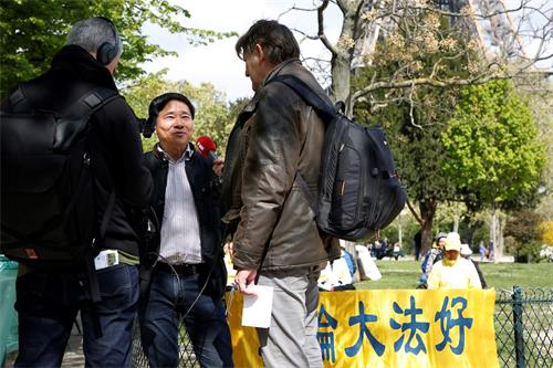 '图5:法国国际广播电台记者Jan Vandermade先生对法国法轮大法学会主席唐汉龙做了长时间采访并作出了正面报道'