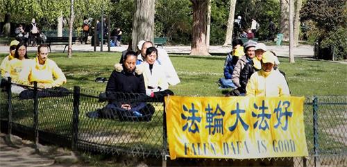 '图6:法轮功学员在巴黎战神广场炼功讲真相'