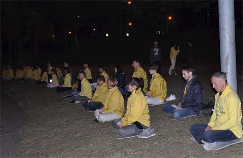 '图1:法轮功学员莫斯科中使馆前烛光守夜,抗议中共迫害。'