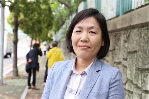 '图6:韩国学员权恩淑参与了釜山的新闻发布会。'