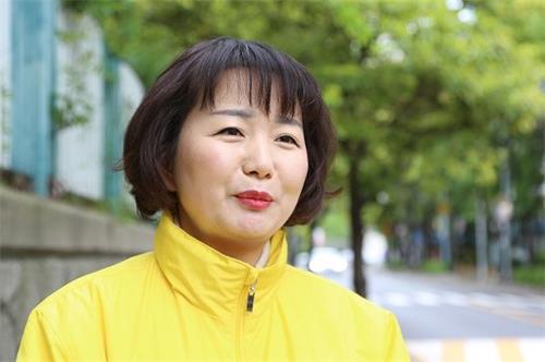 '图8:韩国学员金顺玉参与了釜山的新闻发布会。'
