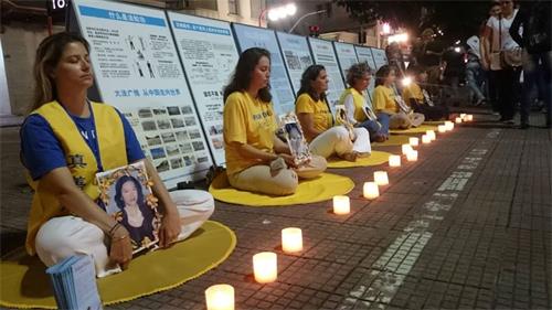 '图1:圣保罗法轮功学员在中国区Liberdade举行了烛光守夜活动,纪念二十年来被中共迫害致死的中国大陆同修。'