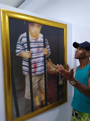 '图4:安东尼奥(Antonio Mauricio)被画作中受迫害的儿童所打动'