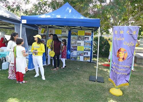 '图1:法轮功学员向多元文化节的游客讲真相'