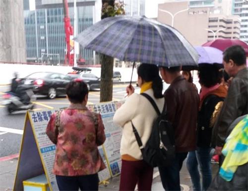 图1~3:游客驻足关注法轮功真相。