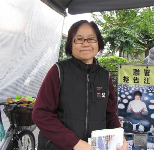 图6:雪玲于二零一二年得法修炼,与先生耀金到景点派发资料讲真相。