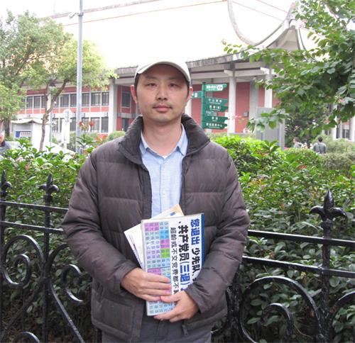 图7:承濂在健康陷入谷底时修炼法轮大法,生命重见光明与希望,每个周休假日都到景点讲真相劝善。