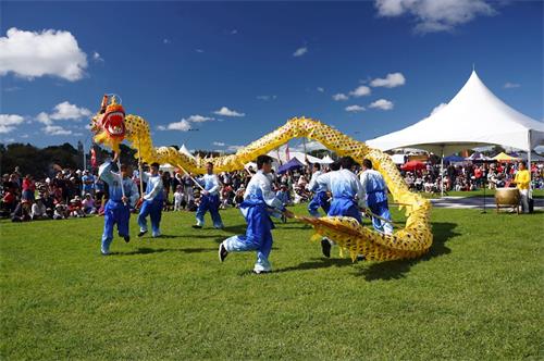 '图2:舞龙队在文化节上表演'