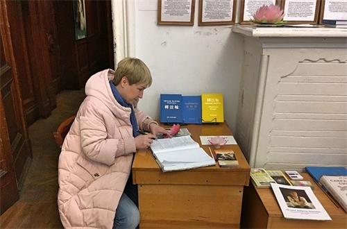 '图3:观看美展后,观众纷纷在留言簿上留下自己的感言。'