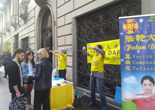 '图1~2:意大利都灵地区的法轮功学员聚集在市中心举办讲真相活动'