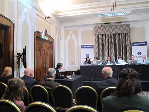 '图4:二零一九年四月七日,DAFOH执行董事托斯滕·特雷医生(Dr. Torsten Trey)在伦敦向“独立人民法庭/中国法庭”现场作证'