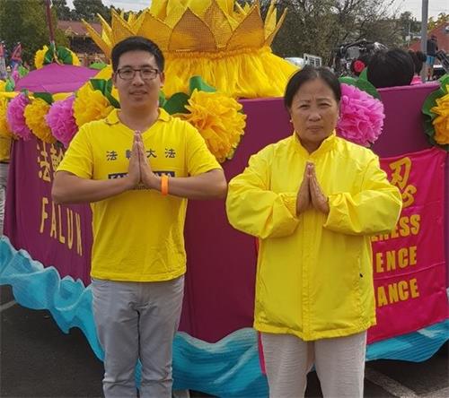 '图3:越裔法轮功学员斯蒂文·李(Steven Le)和母亲潘氏(Phan Thi Phan)。'