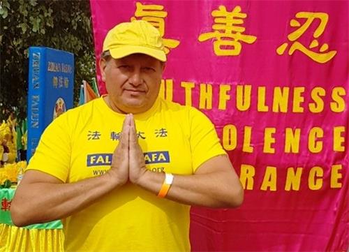 '图4:希腊裔法轮功学员欧凡诺斯(George Ofanos)恭贺师尊华诞。'