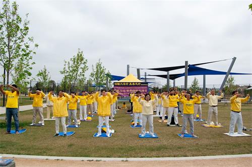 '图1~2:二零一九年五月四日,圣地亚哥法轮功学员在Mira Mesa社区公园集体炼功,庆贺世界法轮大法日。'