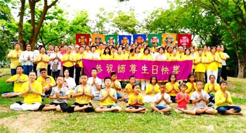 '图2:二零一九年五月五日,泰国法轮功学员恭贺世界法轮大法日和师尊华诞'
