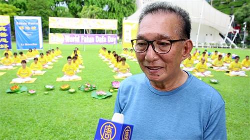 '图9:七十岁的胡先生专程来到庆典现场,表达对李洪志师父的感恩之情。'