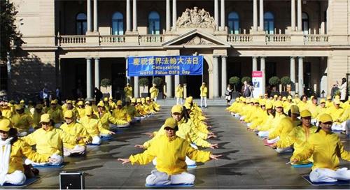 '图2~3:五月九日,法轮功学员清晨在悉尼市中心海关大楼门前广场集体大炼功'