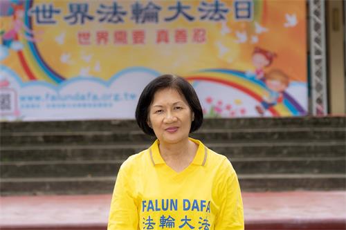'图5:小学退休教师世芳修炼大法后各种病症不药而愈,她说:“‘真、善、忍’是我和学生心中的宝。”'