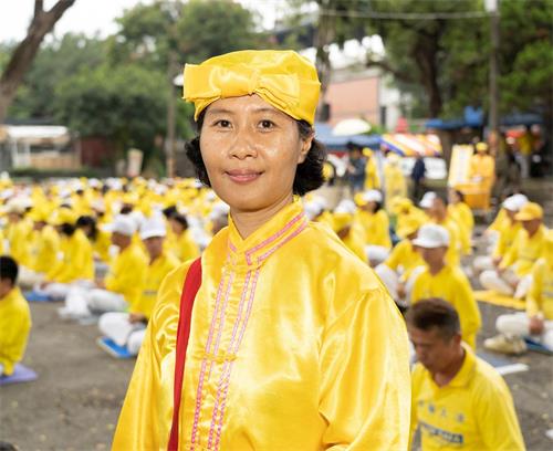 '图7:常常参加腰鼓队弘法的淑华,修炼后,腰酸痊愈,气喘也好了,皮肤变得光滑亮丽。'