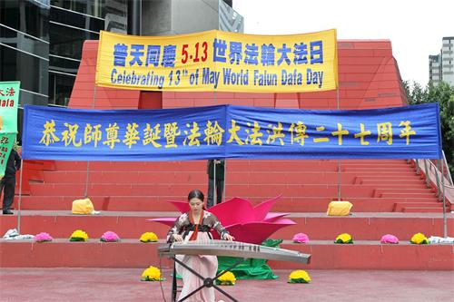 '图2~4:二零一九年五月十二日,墨尔本法轮功学员在市中心女王桥广场(Queensbridge Square)举行隆重庆典,恭贺第二十届“世界法轮大法日”和创始人李洪志先生华诞。图为学员们在表演节目。'
