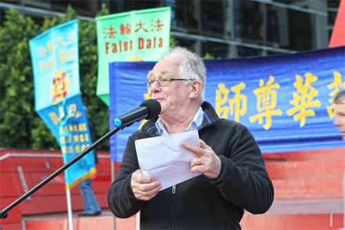 '图10:前澳洲民主工党(Democratic Labor Party)维州副主席福拉德(Gerard Flood)先生发言。'