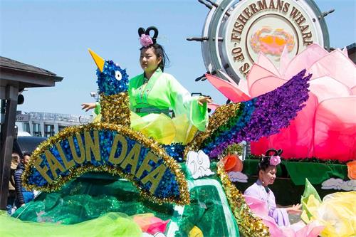 '图1~18:旧金山法轮功学员在渔人码头旅游景点游行,恭祝师父华诞,庆祝“世界法轮大法日”。'