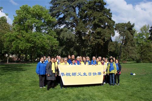 '图1:瑞士法语区的法轮功学员们恭祝师父生日快乐'