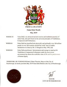 '图6:安省彼得堡(Peterborough)市长Diane Therrien褒奖法轮大法。'