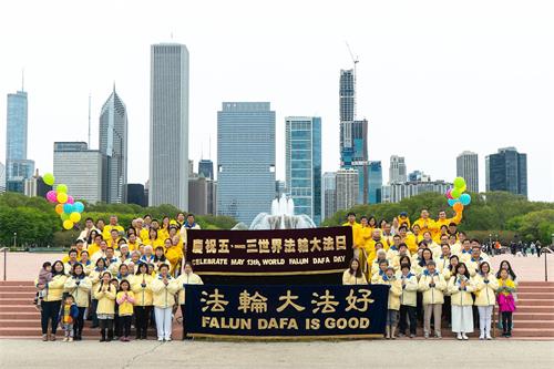 '图1:芝加哥地区法轮功学员庆祝世界法轮大法日,恭祝师尊生日快乐。'