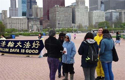 '图5~7:游客驻足了解法轮功真相'