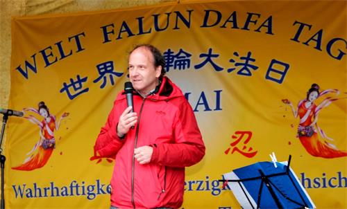 '图4:“为了被威胁的民族”主席乌尔里希·德琉斯(Ulrich Delius)现场发言'