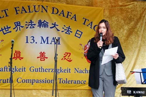 '图5:国际人权组织(IGFM)宗教事务主管米歇艾拉·寇勒(Michaela Koller)现场发言'