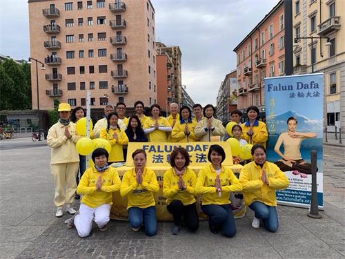 '图1:意大利米兰法轮功学员庆祝世界法轮大法日,感谢师父救度之恩。'
