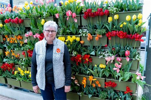 '图7:《郁金香时报》(《Tulip Time》)的執行董事奥威尔达(Gwen Auwerda)欢迎法轮功团体'