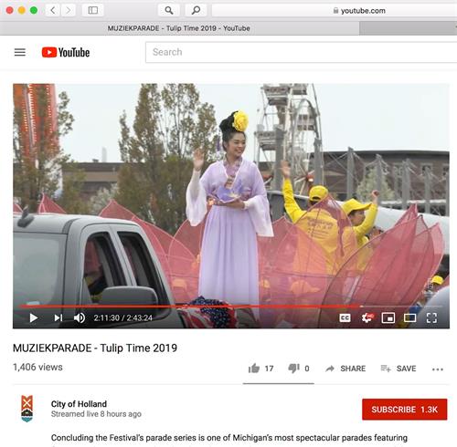 '图9~10:荷兰市政府通过Youtube实况转播音乐游行(Muziek Parade),这是法轮功学员方阵路过时主席台时情景 (荷兰市YouTube直播截图)'