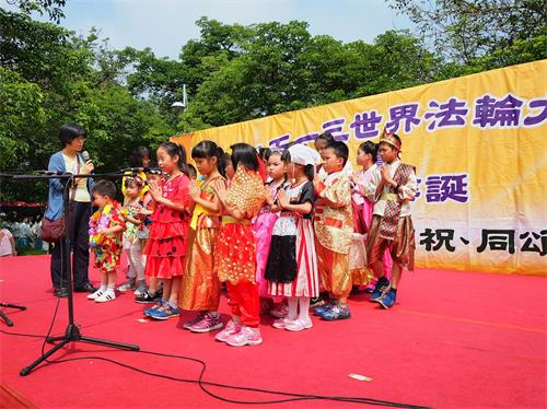 '图2~7:法轮功学员以音乐、舞蹈、歌声庆祝大法弘传,谢师恩。'