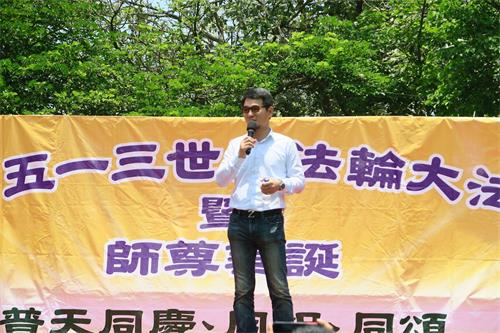 '图8:立委刘建国到园游会现场表达祝贺。'
