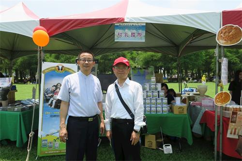 '图11:初乳国际股份有限公司总经理吴纯审(左)推崇法轮功是社会的清流。'