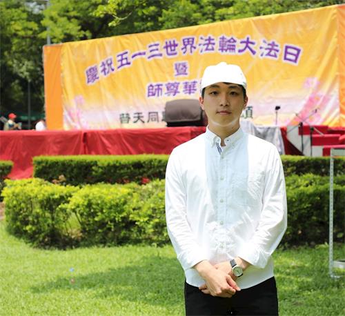 '图14:青年学员谢冈宏庆幸自己从小就学炼法轮功。'