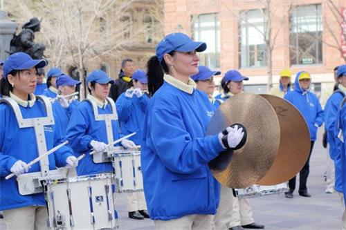 '图10:法轮功学员Florentina Camelia Petrescu说:修炼法轮大法改变了她以往负面思维习惯,变成一个思想纯净的人。'