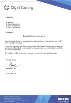 '图1:西澳洲坎宁市(City of Canning)市长黄保罗(Paul Ng)祝贺法轮大法洪传二十七周年。'
